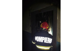 Incendiu izbucnit într-un bloc din Oradea - De vină ar fi fost o lampă cu petrol