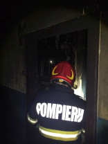 Incendiu izbucnit într-un bloc din Oradea - De vină ar fi fost o lampă cu petrol