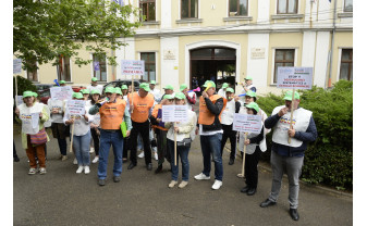 Protest al funcţionarilor din primăriile comunale - Vor să le fie majorate salariile