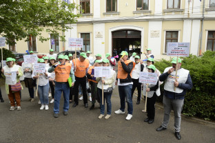 Protest al funcţionarilor din primăriile comunale - Vor să le fie majorate salariile
