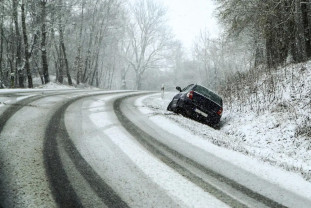 Echipaţi-vă maşina, atenţie la polei şi evitaţi deplasările dacă sunteţi începători - Recomandările poliţiştilor privind circulaţia în condiţii de iarnă