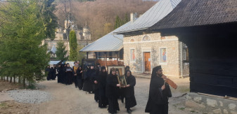 Pentru încetarea epidemiei în Bihor şi întreaga ţară - Procesiune cu odoare sfinte la Mănăstirea Izbuc