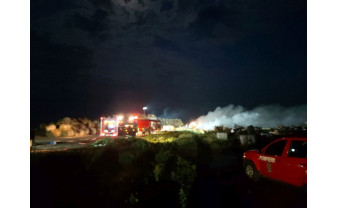Peste 12 ore au acţionat pompierii pentru a stinge flăcările - Incendiu violent la o fermă din localitatea Salonta
