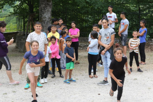 Pentru copiii romi, prin Fundaţia People to People - Tabără şcolară la Şuncuiuş