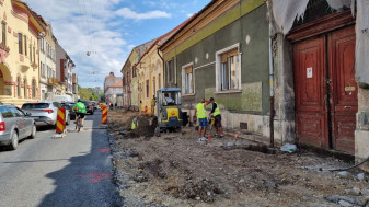 Se toarnă asfaltul pe strada General Traian Moșoiu - Două luni cu circulație gâtuită lângă Biserica cu Lună