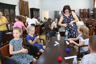 Copiii, pasionați de tradițiile românești - Atelier de cusut pe etamină