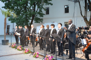 Concert cu 10 tenori și peste 1.300 de spectatori la Oradea - Pentru suflete de copii