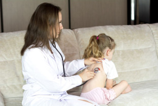 Sfaturi de la Direcția de Sănătate Publică - Îngrijirea copilului cu infecție respiratorie acută