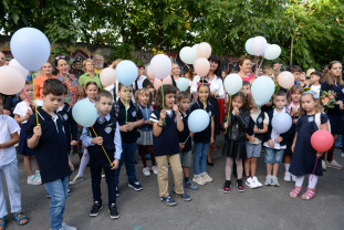 Anul şcolar a debutat şi la Colegiul Naţional „Mihai Eminescu” - Moment special pentru „boboci”