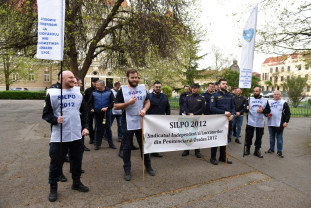 Protest în faţa Prefecturii Bihor - Sindicaliştii din Penitenciarul Oradea au ieşit în stradă