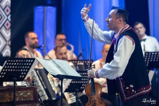 Spectacol inedit de muzică folclorică - „România ne unește”