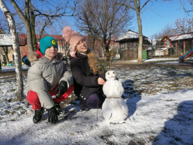 Zăpada, bucuria copiilor - Parcurile s-au umplut de omuleți