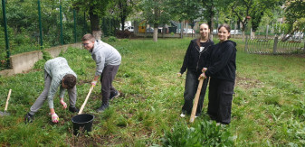 Proiect inedit la Liceul Teoretic German - Elevii și profesorii învăță grădinărind
