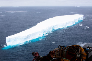 Desprins din Antarctica în 2017, a călătorit mii de kilometri - Aventurile aisbergului călător