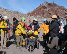 Un alpinist de 90 de ani a reuşit o performanţă rară - Pe Fuji în scaun cu rotile