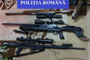Un bărbat a fost reținut pentru nerespectarea regimului armelor și munițiilor - Polițiștii au descoperit un întreg arsenal acasă la doi bihoreni