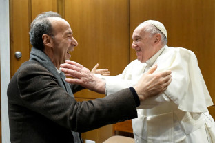 Roberto Benigni l-a făcut pe papă să râdă - Cu poante la Vatican