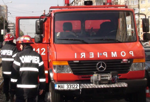 Doi copilași s-au blocat, accidental, în mașină - Salvați de pompierii orădeni