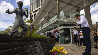 Fanii lui Bruce Lee s-au reunit la statuia din Hong Kong - 50 de ani de doliu