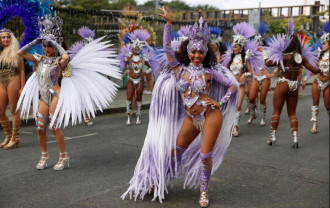 Carnavalul Notting Hill din vestul Londrei - Sărbătoare colorată