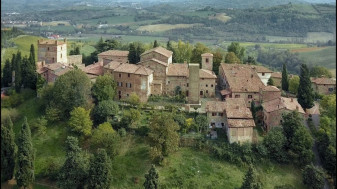Un castel medieval italian și cătunul în care se află - Scoase la vânzare