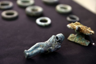 Un inel cu simbol creştin din perioada Imperiului Roman şi sute de obiecte - Comoara din Caesarea