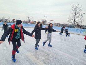Bucurie pentru copiii de la Centrul de Zi - Zi frumoasă de iarnă la patinoar