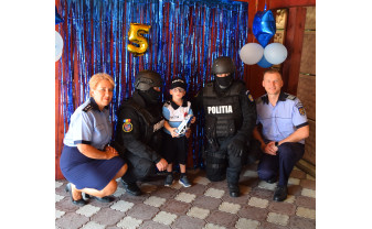 Un copil de cinci ani din Oradea a primit tort şi cadouri de ziua lui - Poliţiştii bihoreni, în misiune specială