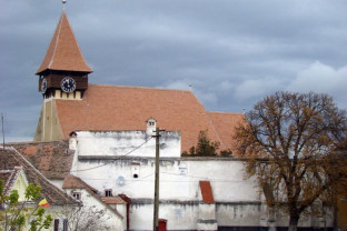 Descoperire sub podeaua Bisericii Fortificate Miercurea Sibiului - Cripte, oseminte și vechi construcţii
