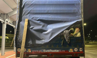 Un automarfar încărcat cu peste 15 tone de haine second-hand - Deşeuri din Olanda, oprite la graniţă