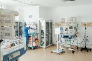 Terapia intensivă neonatală orădeană, dotată cu aparatură modernă - Contract de finanaţare, semnat