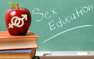 77% dintre români sunt de acord cu predarea educației sexuale în școală - O necesitate pentru un viitor sănătos