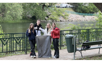 Elevii de la patru licee au curăţat spaţii verzi în Oradea - Acțiune de salubrizare