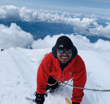 Un fost militar, cu ambele picioare amputate, a urcat pe Everest - „A făcut istorie”