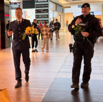 Femeile au fost felicitate, în trafic, de 8 martie - Flori de la poliţişti şi jandarmi