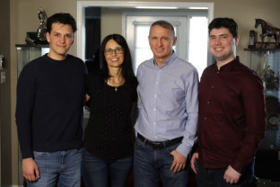 Abandonați la naștere, doi români care trăiesc în Canada - Au aflat la 50 de ani că sunt frați