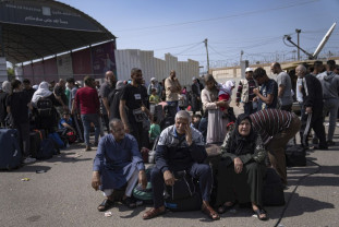 Un grup de străini şi persoane cu dublă cetăţenie din Fâşia Gaza - Refugiaţi în Egipt