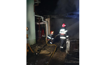 O casă a fost cuprinsă de flăcări din cauza unor improvizaţii electrice - Incendiu violent în Sărand