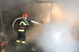 Flăcările au pornit de la o afumătoare improvizată - Incendiu în Alparea