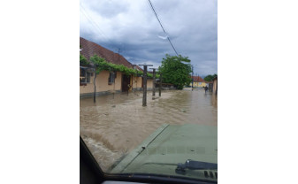 Pompierii au intervenit pentru evacuarea apei din gospodării - Inundații în Lelești