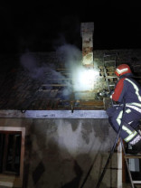 Flăcările au izbucnit într-o gospodărie şi la două autoturisme - Incendii în Tinca și Diosig