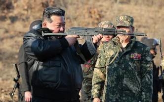 Coreea de Nord. Kim Jong Un a tras cu arma de asalt - Pozează în Rambo