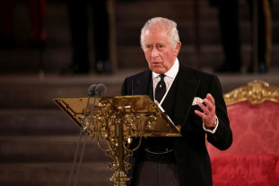 Regele Charles la primul discurs susţinut în calitate de rege în Parlament - Huiduit de protestatari