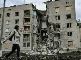 Luganskul azi - Mașini ciuruite de gloanțe, clădiri găurite de bombe