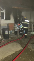 Zeci de cauciucuri au ars, pompierii au folosit camera cu termoviziune - Incendiu cu degajări mari de fum în Lugașu de Sus