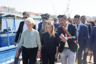 Italia se află sub presiune şi solicită solidaritate europeană - Sufocaţi de migranţii ilegali