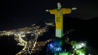 Statuia Hristos Mântuitorul din Rio de Janeiro, îmbrăcată cu tricoul lui Pele