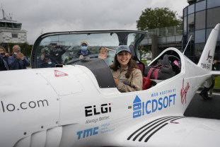 O tânără de 19 ani a decolat într-o tentativă de record mondial - Călătorie în jurul lumii