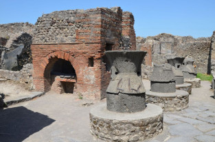 Locul unde munceau sclavii şi măgarii legaţi la ochi - Brutărie descoperită la Pompei