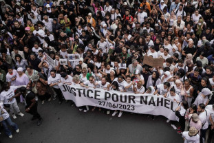 Franța fierbe - Proteste cu 400 de persoane arestate